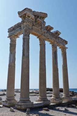 Apollo tapınağı yan tarafta.