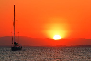 Denizdeki geminin üzerinde gün batımı