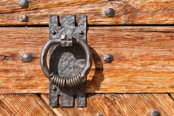 Κλείσιμο Σκουριασμένου Μεταλλικού Στομίου Αρχαία Ξύλινη Πόρτα — Φωτογραφία Αρχείου
