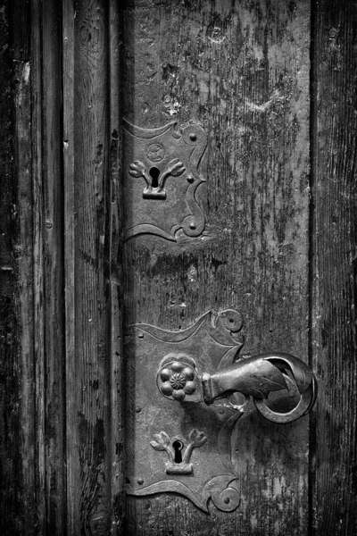 Closeup Rusty Metal Knocker Ancient Wooden Door — Stock Photo, Image