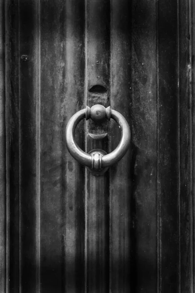 Closeup Rusty Metal Knocker Ancient Wooden Door — Stock Photo, Image