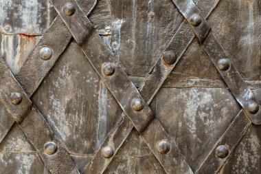 Paslı ve eski bir metal plaka.