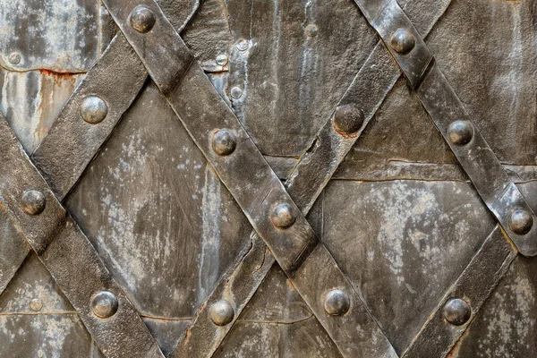 Paslı ve eski bir metal plaka.