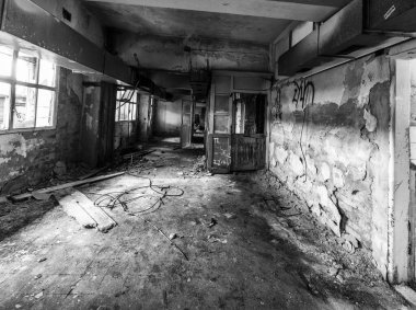 Siyah beyaz eski bir fabrikada montaj atölyesi