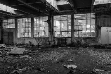 Siyah beyaz eski bir fabrikada montaj atölyesi