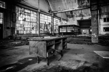 Siyah beyaz eski bir fabrikada montaj atölyesi