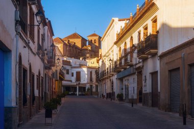 Ana cadde şehir merkezindeki La peza köyünden geçiyor.
