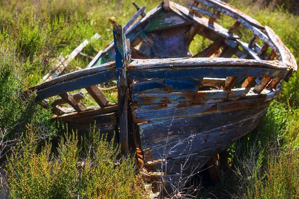 Wrak Zniszczonej Łodzi Lądzie Pokrytej Trawą — Zdjęcie stockowe