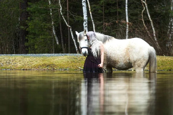 Молодая Женщина Белыми Волосами Светлой Лошадью — стоковое фото