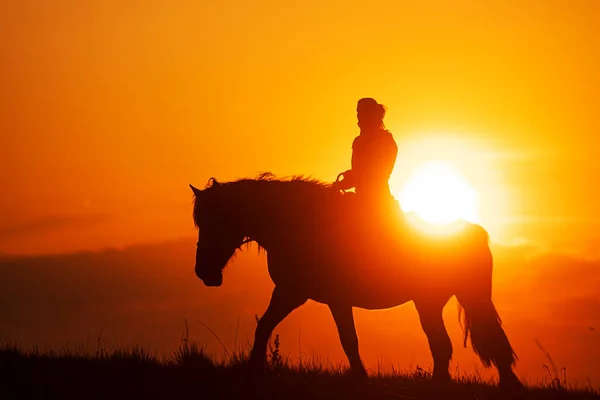 Silhouette Einer Frau Die Mit Der Untergehenden Sonne Auf Einem — Stockfoto