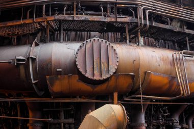 Patlama fırınlarının detayları, terk edilmiş fabrikada paslı metaller.
