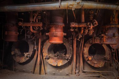 Patlama fırınlarının detayları, terk edilmiş fabrikada paslı metaller.