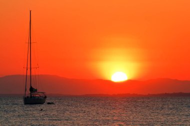 Denizdeki geminin üzerinde gün batımı