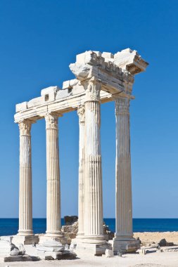 Apollo tapınağı yan tarafta.