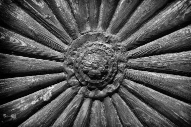 Eski ahşap kapı dekorasyonunun detayları