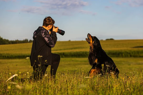 Boy Hovie Two Friends Dog Barking Camera Lens — Foto de Stock