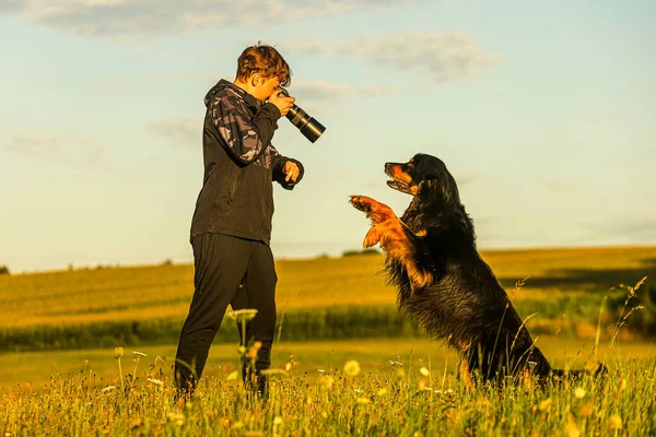 Boy Hovie Two Friends Dog Jumps Young Phographer —  Fotos de Stock