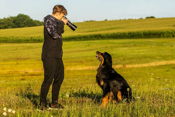 Boy Hovie Two Friends Young Photographer Takes Picture Dog Sitting — Foto de Stock