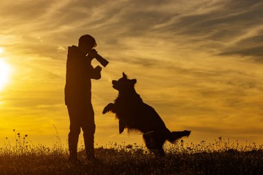 Oğlan ve Hovie, iki arkadaş, fotoğrafçının önüne mutlu bir şekilde atlayan köpek.