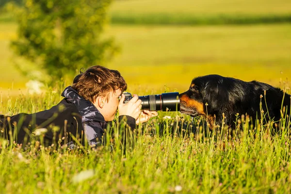 Boy Hovie Two Friends Dog Sticks Its Snout Lens Hood — Fotografia de Stock