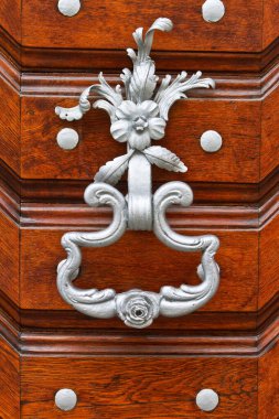 Antika kapıdaki metal tokmak.