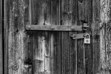 Kilitli antika bir kapı. 