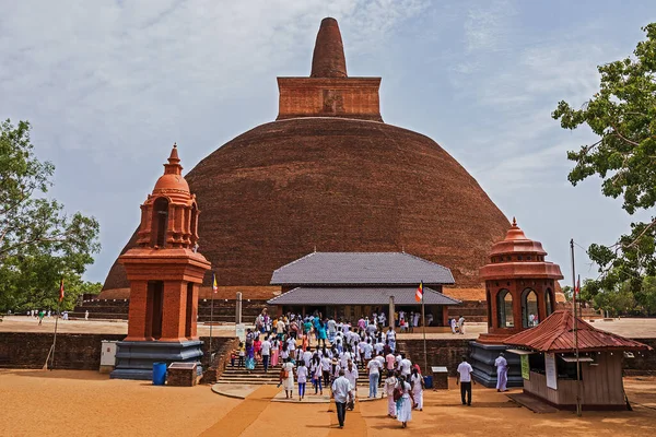 Anuradhapura Sri Lanka August 2018 Ruwanwelisaya Stupa Buddhist Ceremony Big — Stockfoto