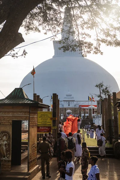 Anuradhapura Sri Lanka August 2018 Ruwanwelisaya Stupa Buddhist Ceremony Big — Stockfoto