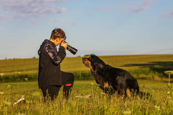 Boy Hovie Two Friends Photographer Taking Close Dog — Zdjęcie stockowe