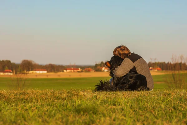Silhouette Eines Jungen Und Eines Hundes Bei Sonnenuntergang — Stockfoto