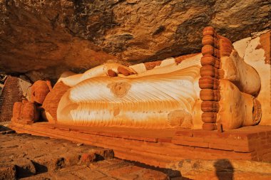 Tapınakta Buda heykeli 