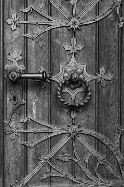 Antika kapıdaki metal tokmak.