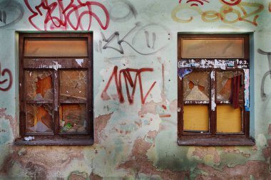 Gündüz eski terk edilmiş bina 