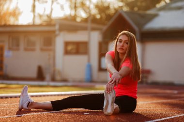 Açık havada güzel genç kadının yapması germe egzersizleri