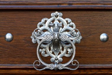 Antika kapıdaki metal tokmak.