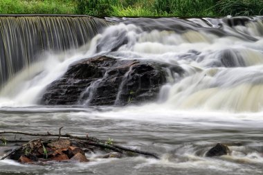 Ormanda güzel bir şelale, doğa