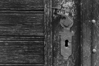 Antika kapıdaki metal tokmak.