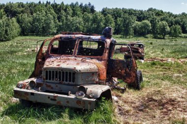 Askeri kargo araba vurdu