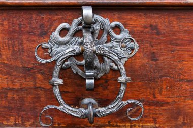 Antika kapıdaki metal tokmak.