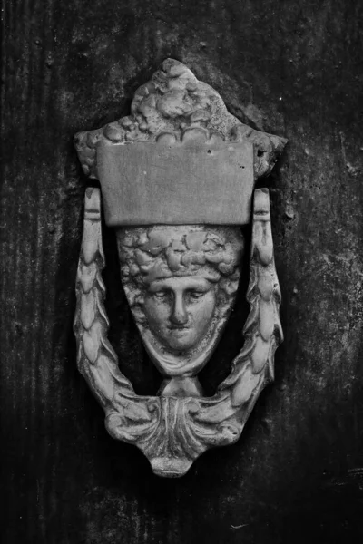 Frappeur Métal Sur Porte Antique — Photo