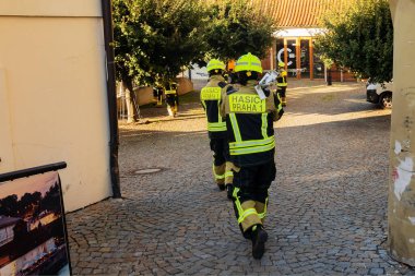 İnşaat işçileri duvar kuruyor, Prag 