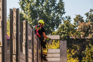 PRAG, CZECHIA-21 Eylül 2019: Prag 'da Vltava Nehri üzerinde sel duvarı inşa edilirken kurtarma sisteminin tüm bileşenlerinin çalışması. Dalgıçlar nehrin dibini kontrol ediyor.