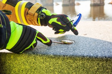 PRAG, CZECHIA-21 Eylül 2019: Prag 'da Vltava Nehri üzerinde sel duvarı inşa edilirken kurtarma sisteminin tüm bileşenlerinin çalışması. Dalgıçlar nehrin dibini kontrol ediyor.