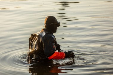 PRAG, CZECHIA-21 Eylül 2019: Prag 'da Vltava Nehri üzerinde sel duvarı inşa edilirken kurtarma sisteminin tüm bileşenlerinin çalışması. Dalgıçlar nehrin dibini kontrol ediyor.