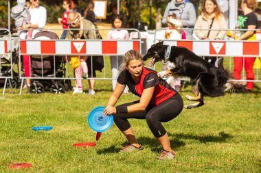 PRAGUE, Çek Cumhuriyeti - 28 Eylül 2019 Uluslararası Hayvan Günü 'nü kutluyoruz. Köpeğin gösterisi.