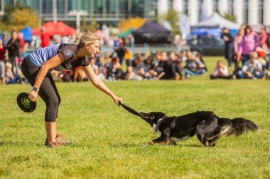 PRAGUE, Çek Cumhuriyeti - 28 Eylül 2019 Uluslararası Hayvan Günü 'nü kutluyoruz. Köpeğin gösterisi.