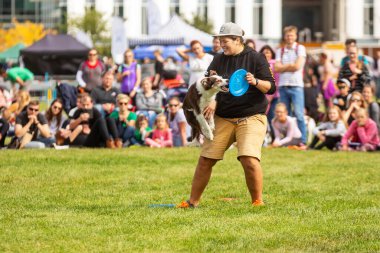 PRAGUE, Çek Cumhuriyeti - 28 Eylül 2019 Uluslararası Hayvan Günü 'nü kutluyoruz. Köpeğin gösterisi.