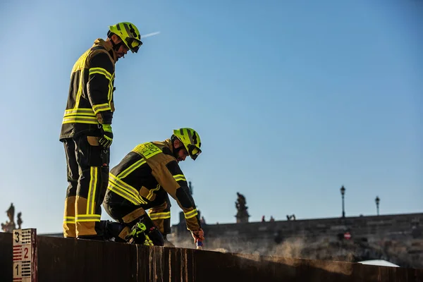 Trabajadores Construcción Instalando Muro Praga —  Fotos de Stock