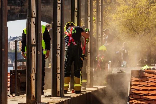 Pekerja Konstruksi Memasang Dinding Praha — Stok Foto