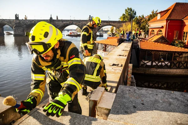 Trabajadores Construcción Instalando Muro Praga —  Fotos de Stock